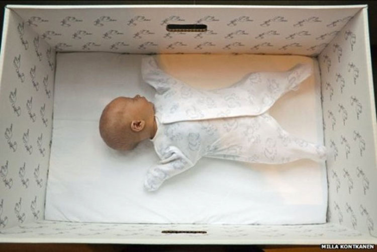 En este país, cada recién nacido duerme en una caja de cartón... ¿La razón? ¡Brillante!