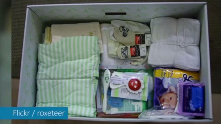 En este país, cada recién nacido duerme en una caja de cartón... ¿La razón? ¡Brillante!