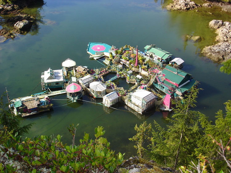 Esta pareja ha pasado 20 años construyendo ésta INCREÍBLE CASA que es una isla flotante