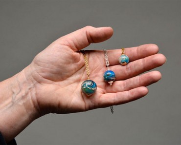 ¡IMPRESIONANTE! Este artista convierte las cenizas de seres queridos en hermosos colgantes 1