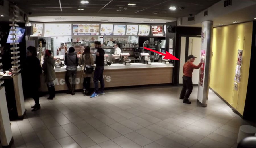 Seis hombres rodean a una mujer en su trabajo. Cuando se da la vuelta, ¡no puede dejar de sonreír! 1 Seis hombres rodean a una mujer en su trabajo. Cuando se da la vuelta, ¡no puede dejar de sonreír!