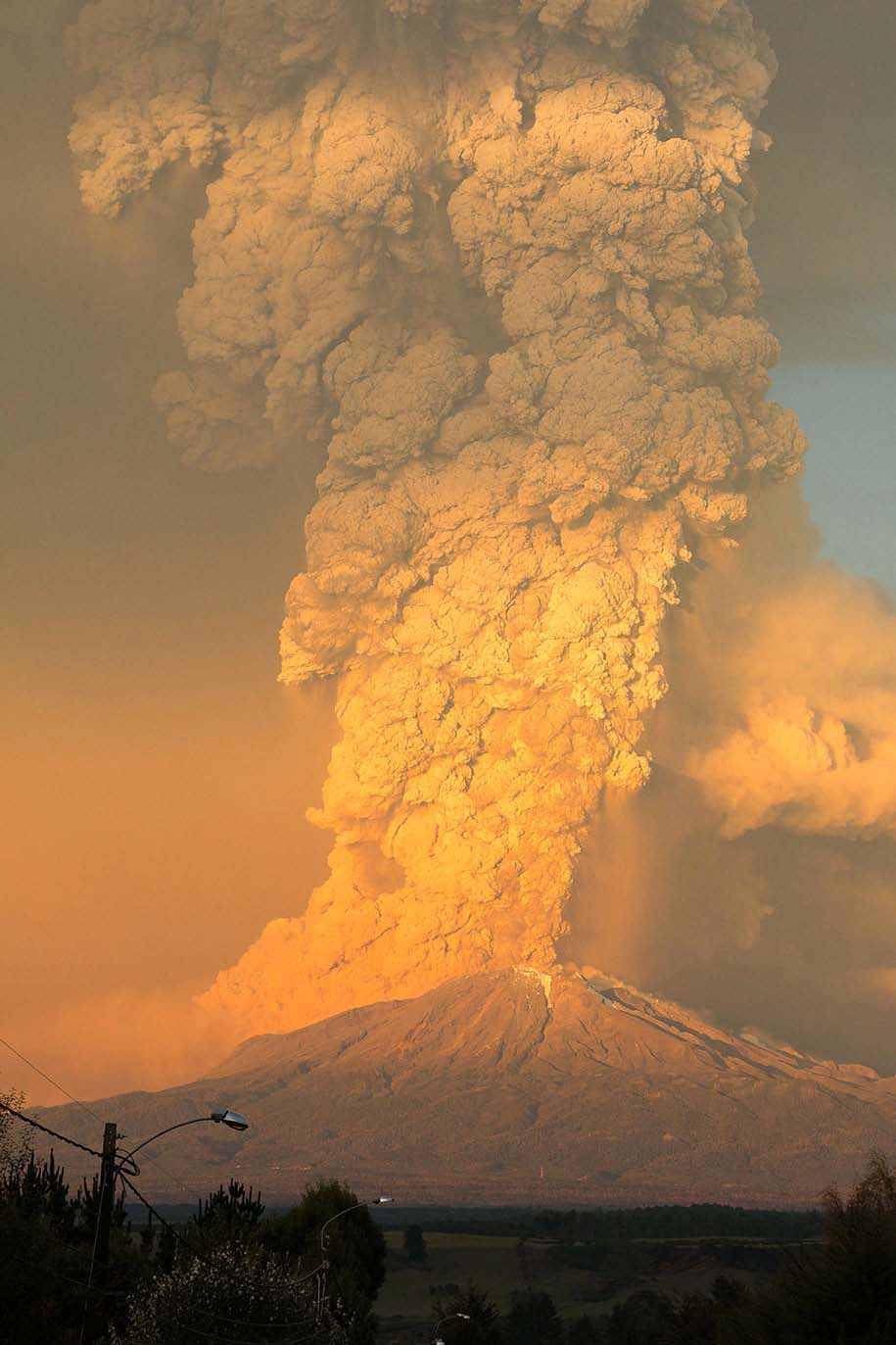 IMPRESIONANTES fotos y vídeos de la erupción del volcán Calbuco que obligó a la evacuación de 1500 personas