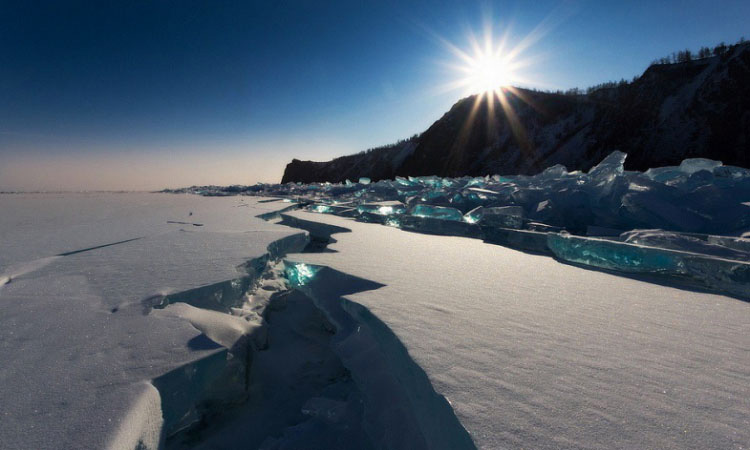 Las increíbles fotos del hielo turquesa que parecen gemas del lago Baikal