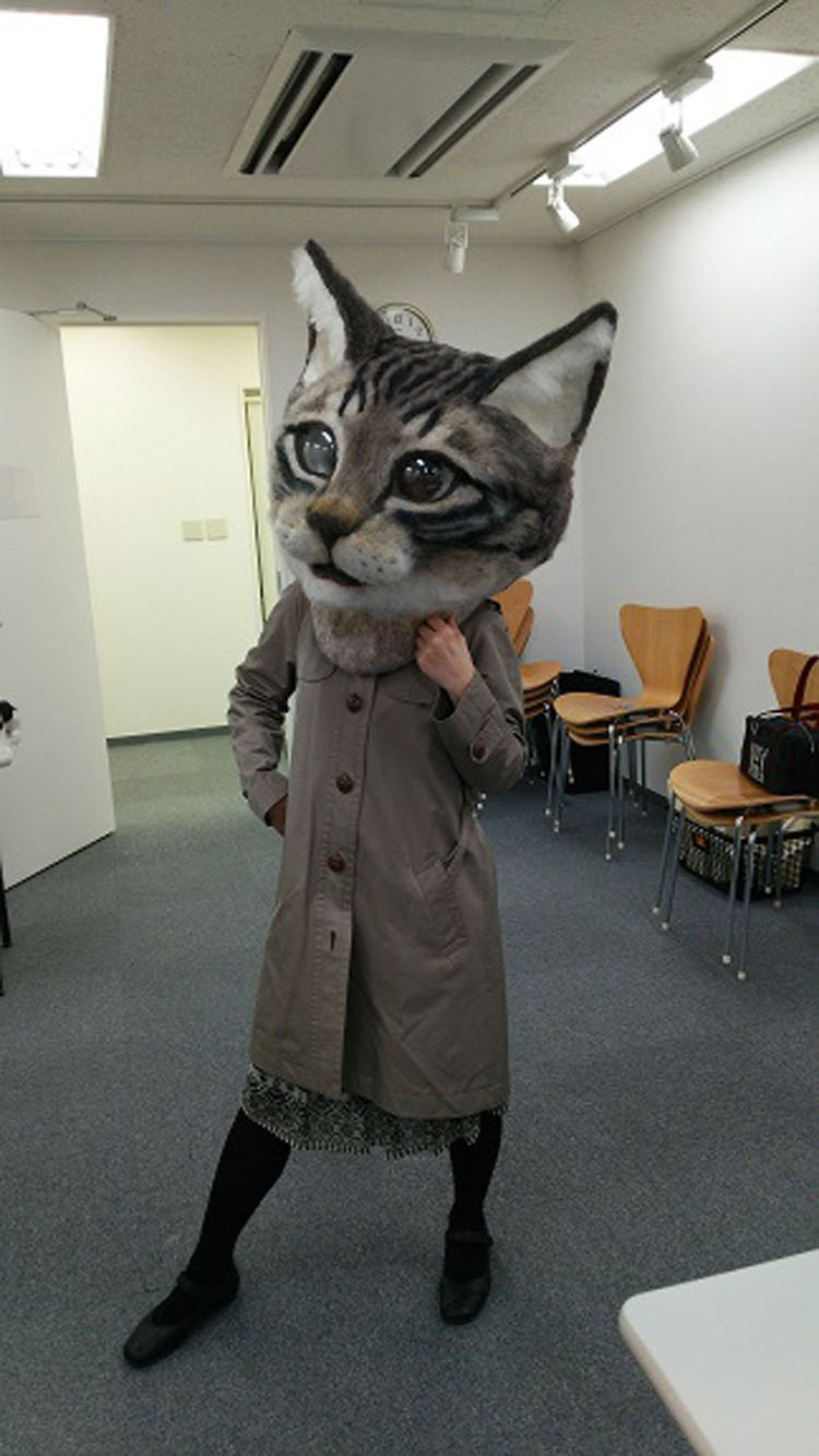 Una cabeza de gato gigante, espeluznante y ultra-realista que puedes usar como máscara