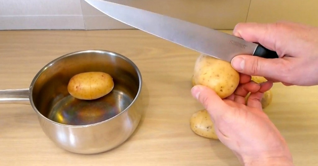 Hace un corte a las patatas, pero eso no es todo. ¡La razón es GENIAL!