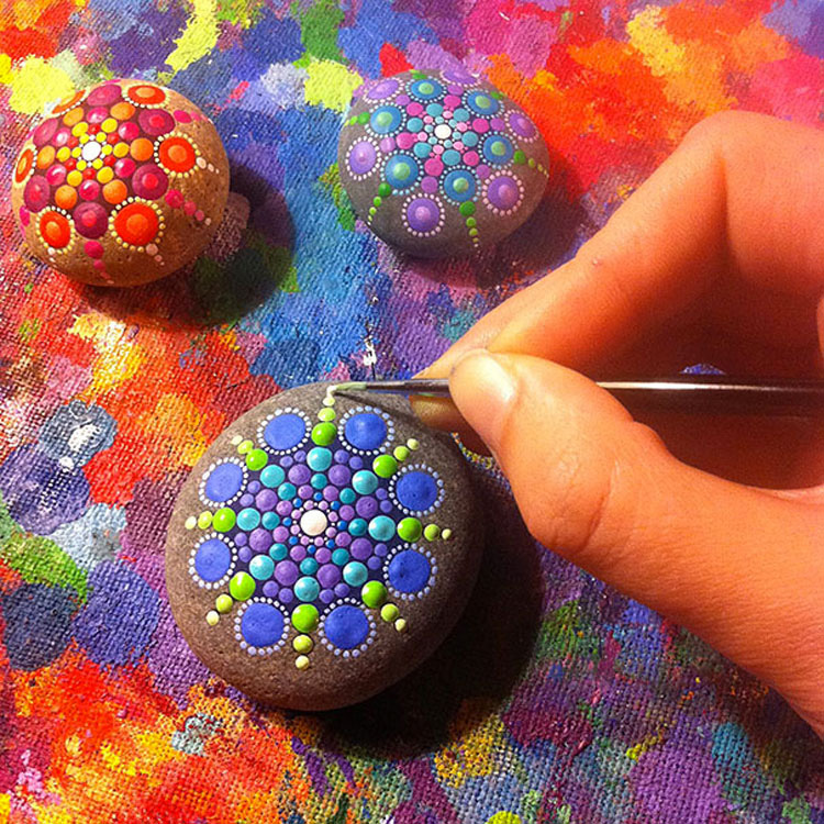 Este artista convierte piedras en pequeños mandalas pintando INCREÍBLES patrones a mano