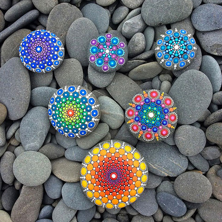 Este artista convierte piedras en pequeños mandalas pintando INCREÍBLES patrones a mano