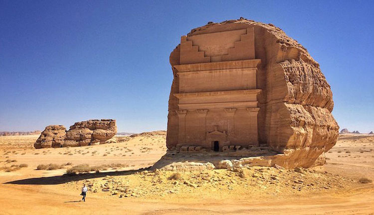 Descubre el misterio de este solitario y extraño castillo en mitad del desierto
