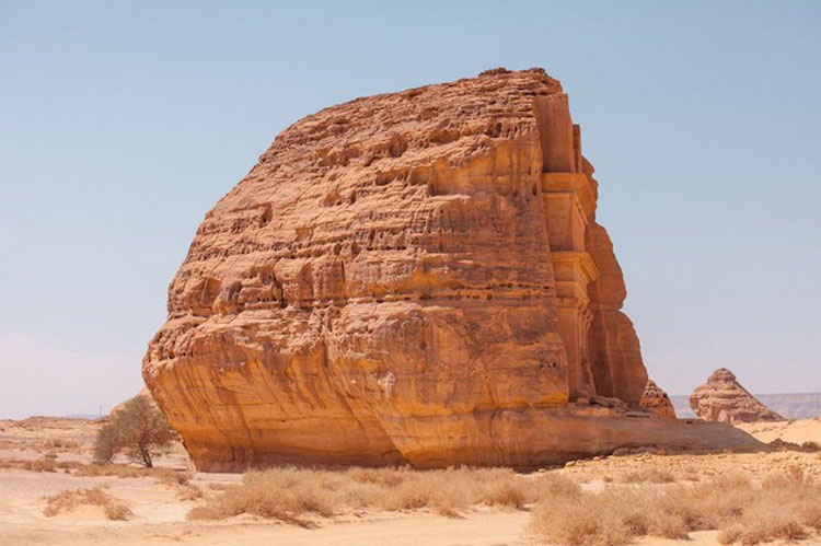 Descubre el misterio de este solitario y extraño castillo en mitad del desierto