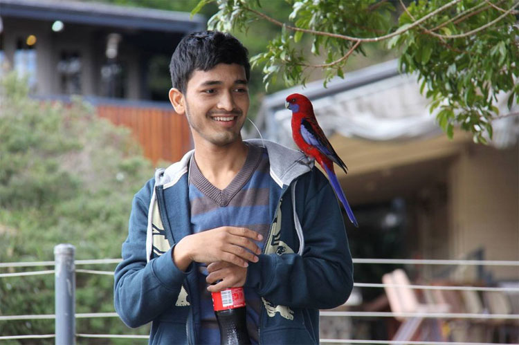 Este adolescente es todo un HÉROE: salvó a 55 huérfanos durante el terremoto de Nepal y luego hizo ESTO