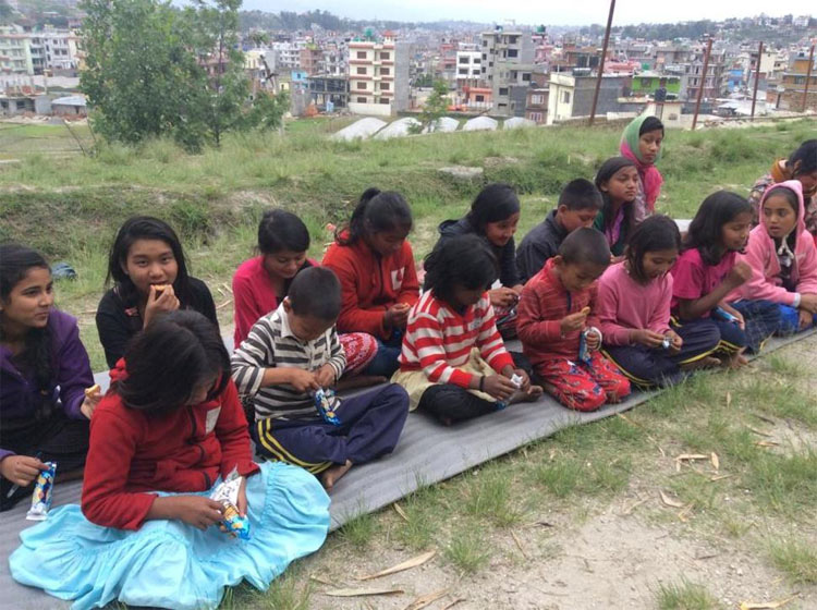 Este adolescente es todo un HÉROE: salvó a 55 huérfanos durante el terremoto de Nepal y luego hizo ESTO