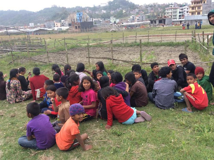 Este adolescente es todo un HÉROE: salvó a 55 huérfanos durante el terremoto de Nepal y luego hizo ESTO