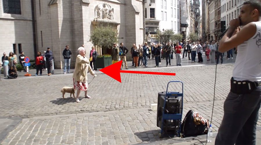 Esta mujer se detiene frente a artista callejero. Lo que hace DESPUÉS es absolutamente hilarante