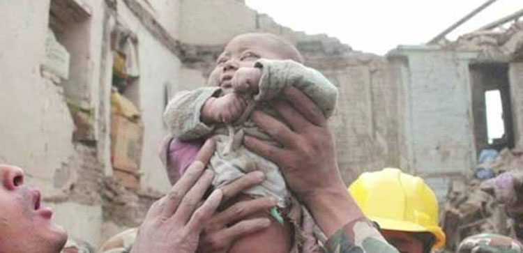 Bebé de cuatro meses encontrado VIVO después de 22 horas atrapado entre los escombros del terremoto de Nepal
