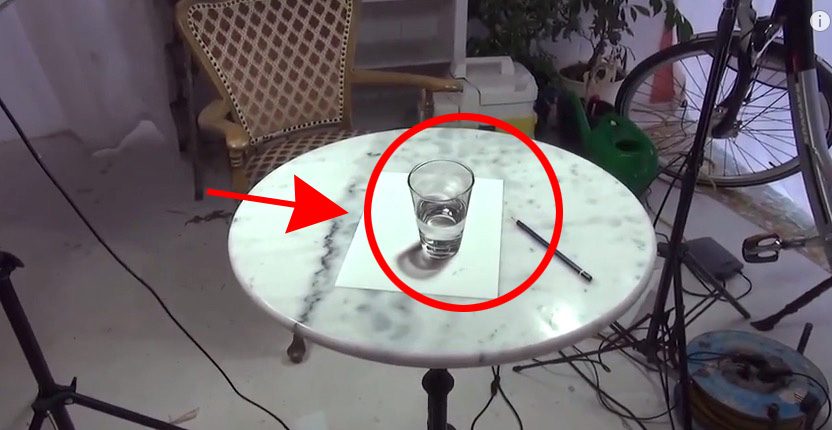 Este vaso de cristal con agua HIPERREALISTA es en realidad un dibujo. VEA el vídeo