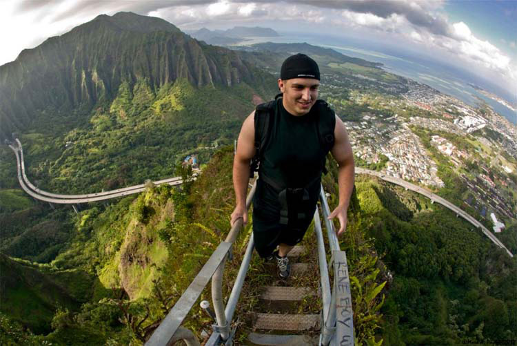 Esta 'Escalera al cielo' ILEGAL de 4000 escalones es una PURA locura