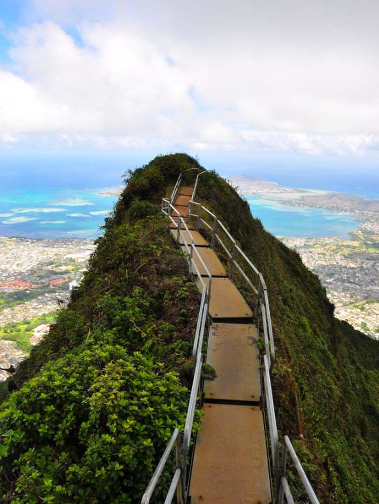 Esta 'Escalera al cielo' ILEGAL de 4000 escalones es una PURA locura