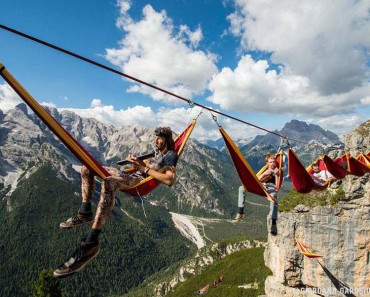 La gente en este festival duerme en hamacas que cuelgan a cientos de metros por encima de los Alpes italianos 1