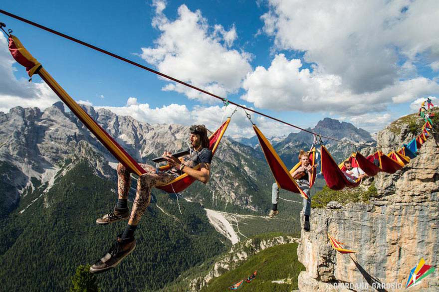 La gente en este festival duerme en hamacas que cuelgan a cientos de metros por encima de los Alpes italianos