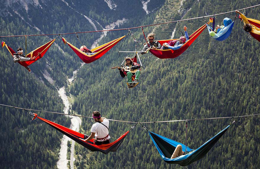 La gente en este festival duerme en hamacas que cuelgan a cientos de metros por encima de los Alpes italianos