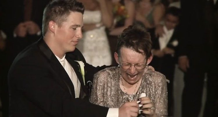 Un hijo baila en su boda con su madre que sufre de ELA. Su baile CONMOVIÓ a todos hasta las lágrimas