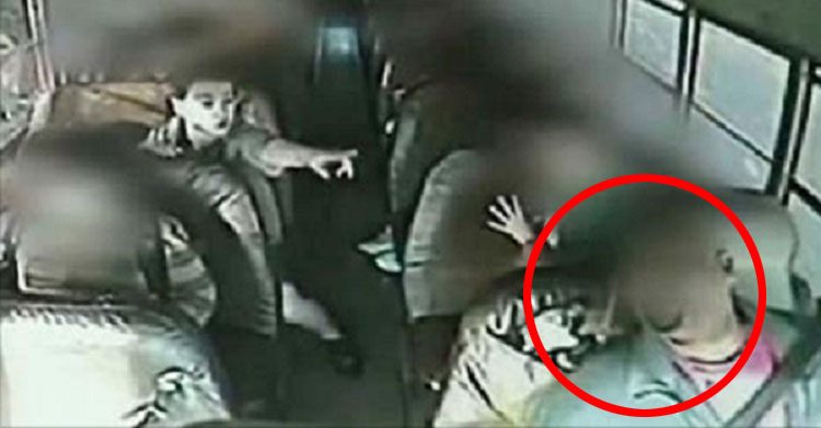 Este conductor de autobús ESCOLAR se desmaya mientras está conduciendo, hasta que LOS NIÑOS actuan rápido 1 Este conductor de autobús se desmaya mientras está conduciendo, hasta que LOS NIÑOS actuan rápido