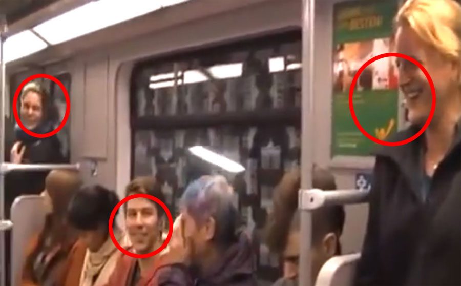 Una mujer comienza a reír en el metro y al poco tiempo todo el mundo SE CONTAGIA