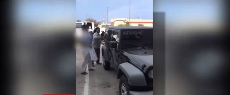 Hay algo debajo del capó de su coche que PUEDE SALVAR una vida en un momento determinado