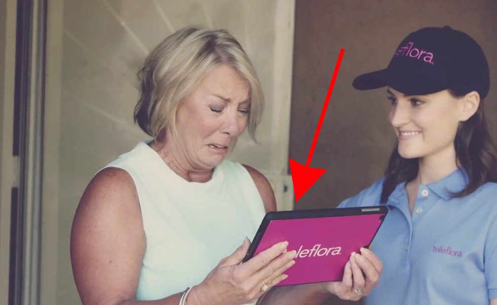 A esta madre le dan un regalo INESPERADO de su hijo que está lejos. Al final, ella no puede dejar de llorar 1 A esta madre le dan un regalo inesperado de su hijo que está lejos. Al final, ella no puede dejar de llorar