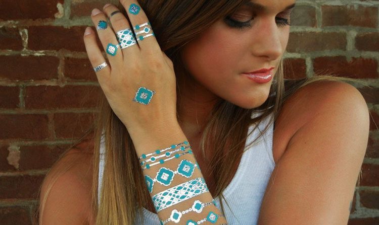 Estos tatuajes metálicos temporales se convertirán en la tendencia de belleza de este verano