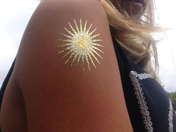 Estos tatuajes metálicos temporales se convertirán en la tendencia de belleza de este verano