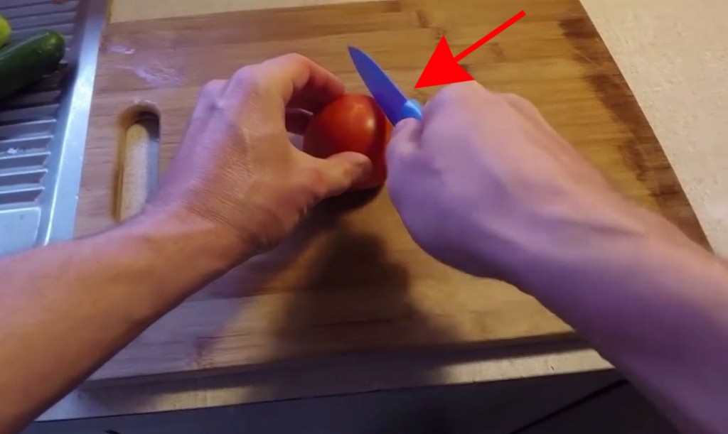 Su cuchillo apenas puede cortar un simple tomate. ¡Lo siguiente que hace es BRILLANTE!