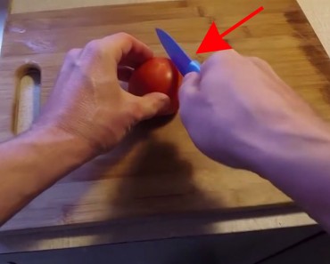 Su cuchillo apenas puede cortar un simple tomate. ¡Lo siguiente que hace es BRILLANTE!
