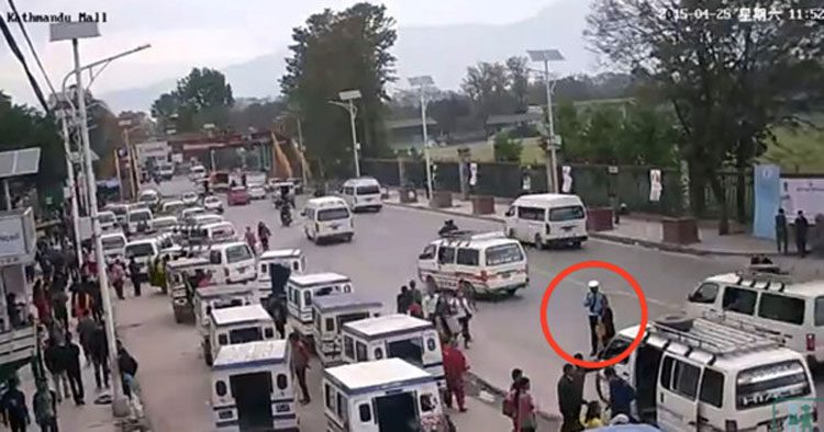 En el minuto 1:00 de este impactante vídeo del terremoto de Nepal te dejará SIN PALABRAS