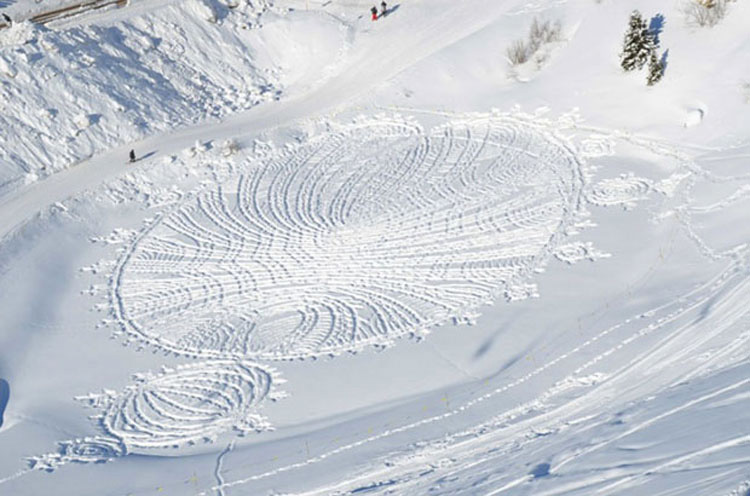 Parecen marcas aleatorias de neumáticos en la nieve. ¿Pero qué pasa si te alejas? ¡INCREÍBLE!