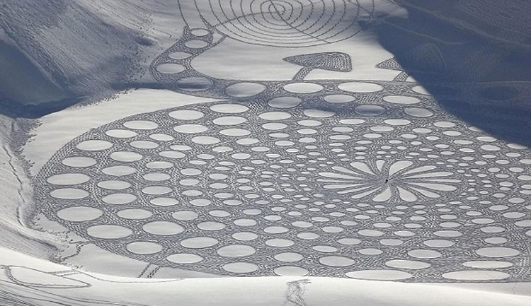 Parecen marcas aleatorias de neumáticos en la nieve. ¿Pero qué pasa si te alejas? ¡INCREÍBLE!