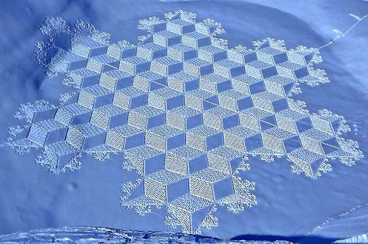 Parecen marcas aleatorias de neumáticos en la nieve. ¿Pero qué pasa si te alejas? ¡INCREÍBLE!