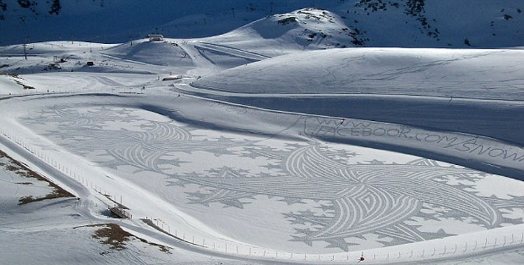 Parecen marcas aleatorias de neumáticos en la nieve. ¿Pero qué pasa si te alejas? ¡INCREÍBLE!