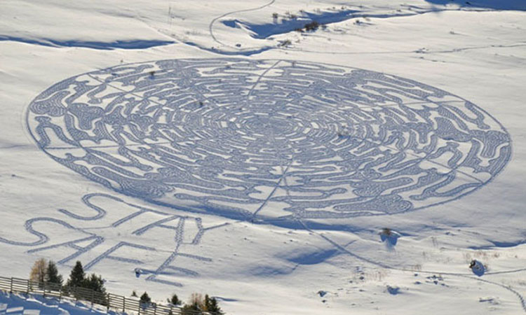 Parecen marcas aleatorias de neumáticos en la nieve. ¿Pero qué pasa si te alejas? ¡INCREÍBLE!