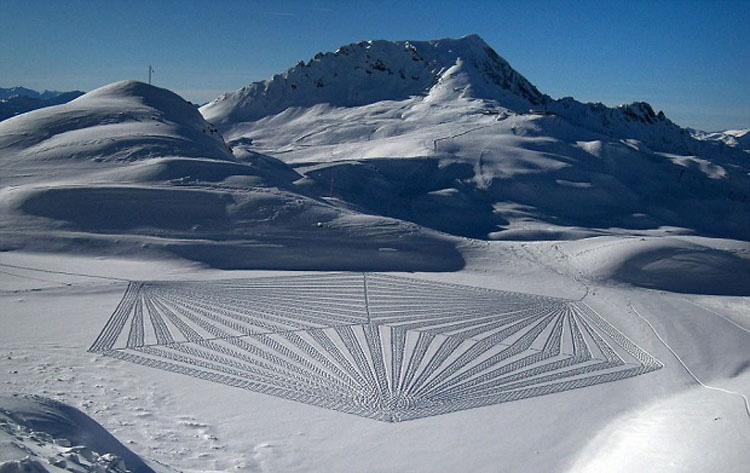 Parecen marcas aleatorias de neumáticos en la nieve. ¿Pero qué pasa si te alejas? ¡INCREÍBLE!