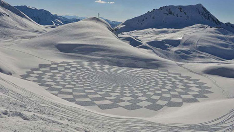 Parecen marcas aleatorias de neumáticos en la nieve. ¿Pero qué pasa si te alejas? ¡INCREÍBLE!