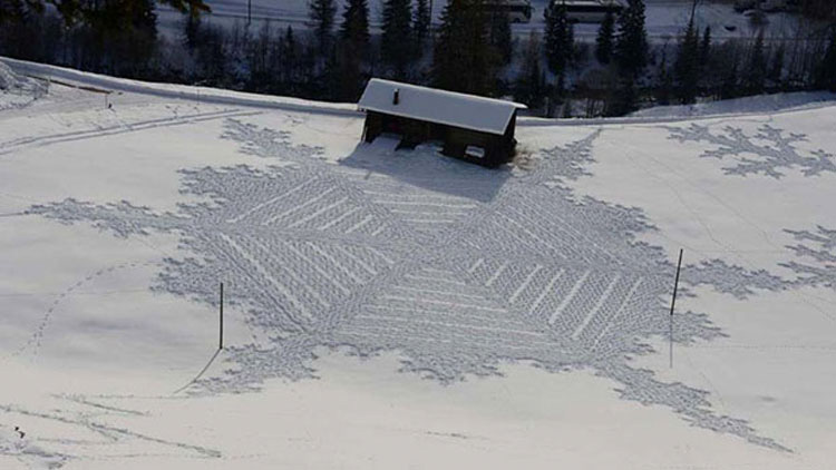 Parecen marcas aleatorias de neumáticos en la nieve. ¿Pero qué pasa si te alejas? ¡INCREÍBLE!