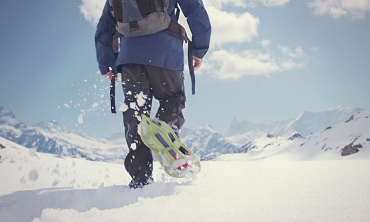 Parecen marcas aleatorias de neumáticos en la nieve. ¿Pero qué pasa si te alejas? ¡INCREÍBLE!