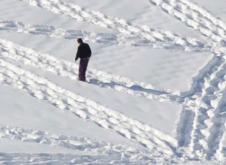 Parecen marcas aleatorias de neumáticos en la nieve. ¿Pero qué pasa si te alejas? ¡INCREÍBLE!