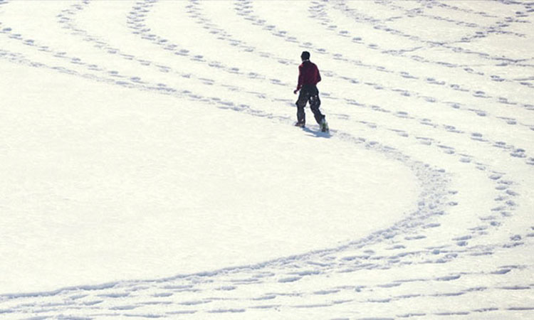 Parecen marcas aleatorias de neumáticos en la nieve. ¿Pero qué pasa si te alejas? ¡INCREÍBLE!