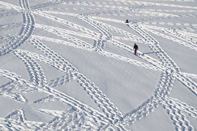 Parecen marcas aleatorias de neumáticos en la nieve. ¿Pero qué pasa si te alejas? ¡INCREÍBLE!