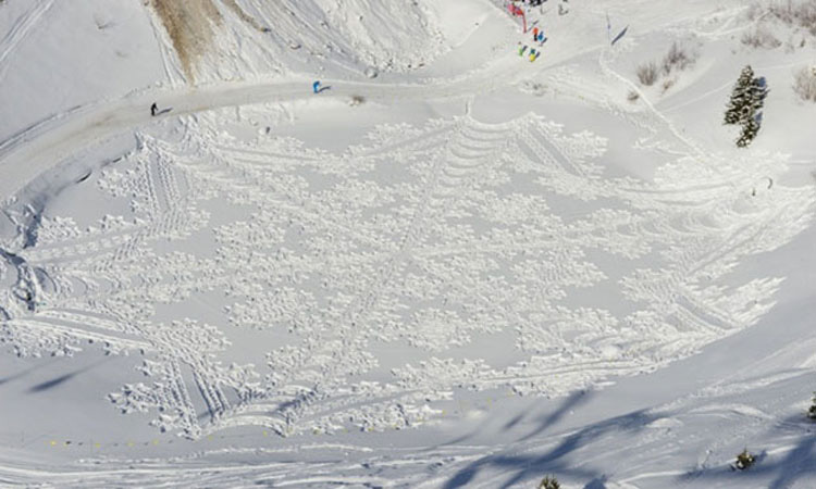 Parecen marcas aleatorias de neumáticos en la nieve. ¿Pero qué pasa si te alejas? ¡INCREÍBLE!