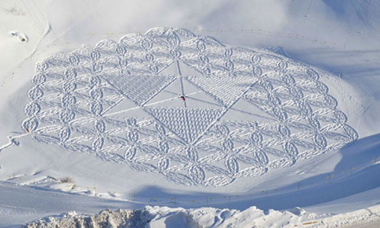 Parecen marcas aleatorias de neumáticos en la nieve. ¿Pero qué pasa si te alejas? ¡INCREÍBLE!