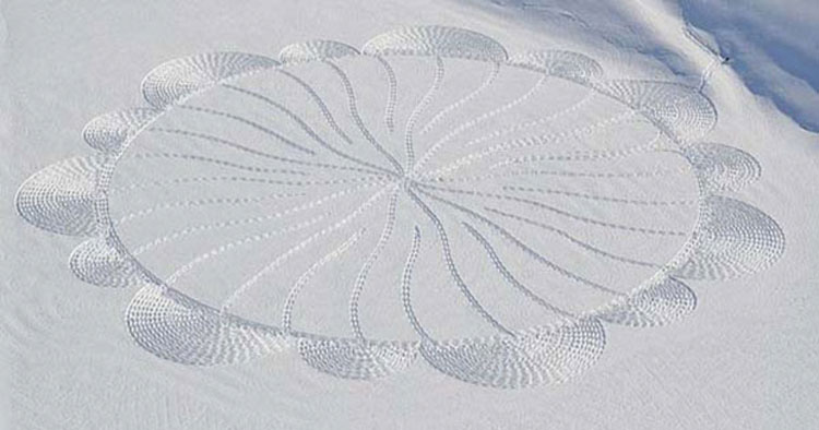 Parecen marcas aleatorias de neumáticos en la nieve. ¿Pero qué pasa si te alejas? ¡INCREÍBLE!