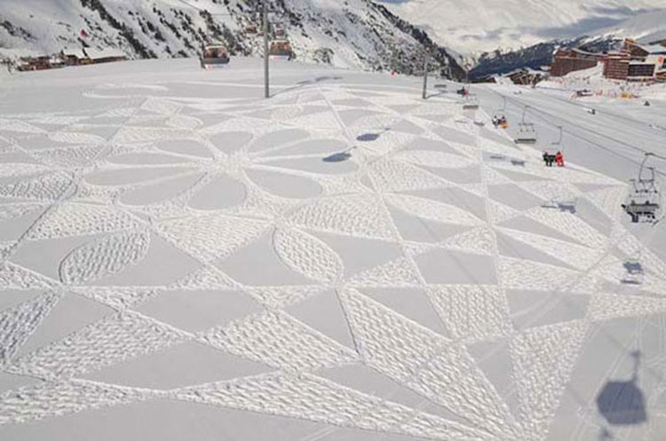 Parecen marcas aleatorias de neumáticos en la nieve. ¿Pero qué pasa si te alejas? ¡INCREÍBLE!